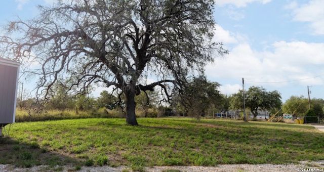 937 County Road 7711, Devine, TX 78016