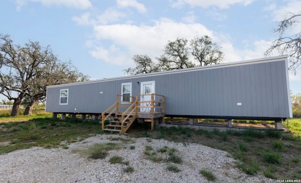 937 County Road 7711, Devine, TX 78016