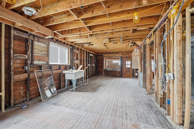 5557 Pointe Dr. Drive, East China Township, MI 48054