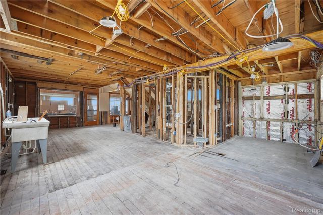 5557 Pointe Dr. Drive, East China Township, MI 48054