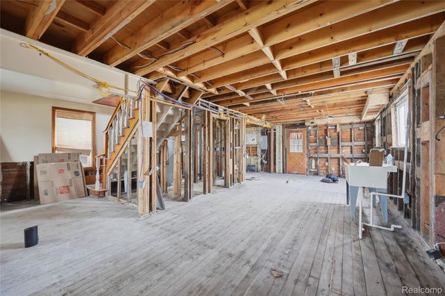 5557 Pointe Dr. Drive, East China Township, MI 48054
