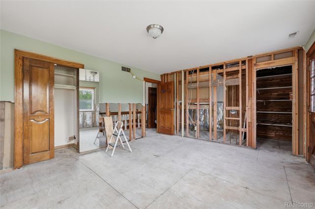 5557 Pointe Dr. Drive, East China Township, MI 48054