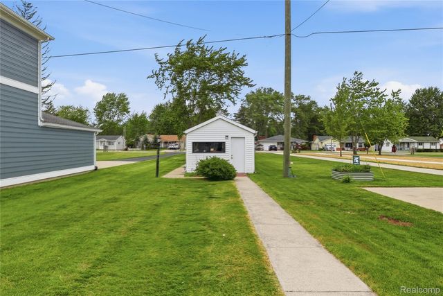 5557 Pointe Dr. Drive, East China Township, MI 48054