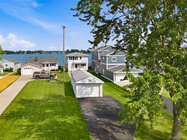 5557 Pointe Dr. Drive, East China Township, MI 48054