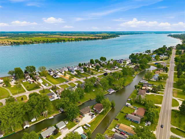 5557 Pointe Dr. Drive, East China Township, MI 48054