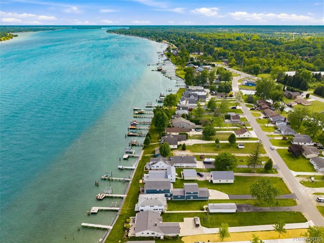 5557 Pointe Dr. Drive, East China Township, MI 48054