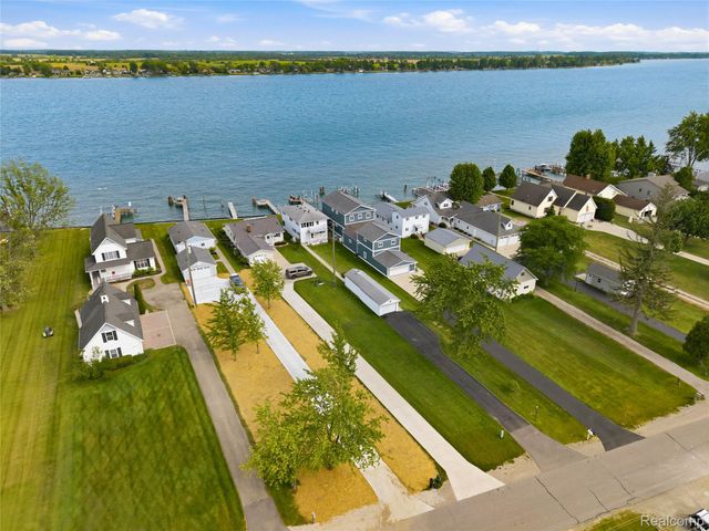 5557 Pointe Dr. Drive, East China Township, MI 48054