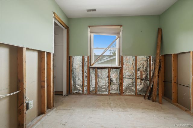 5557 Pointe Dr. Drive, East China Township, MI 48054