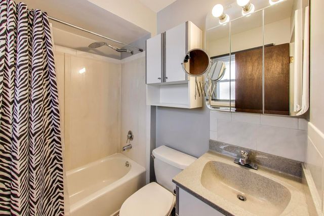 7621 Davis Street, Morton Grove, IL 60053