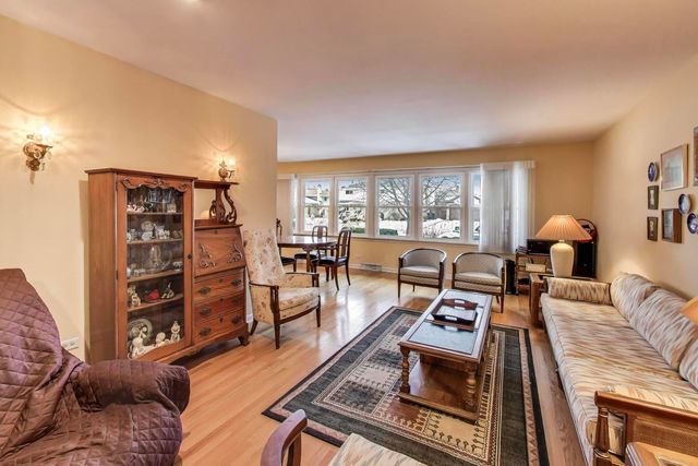 7621 Davis Street, Morton Grove, IL 60053