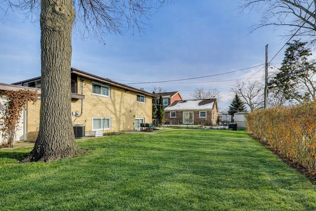 7621 Davis Street, Morton Grove, IL 60053