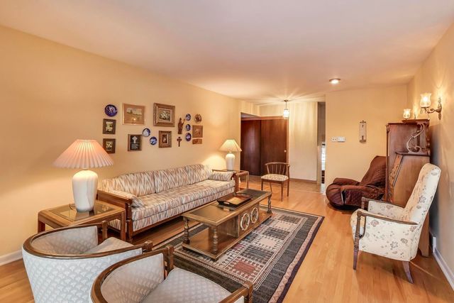 7621 Davis Street, Morton Grove, IL 60053