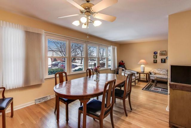 7621 Davis Street, Morton Grove, IL 60053