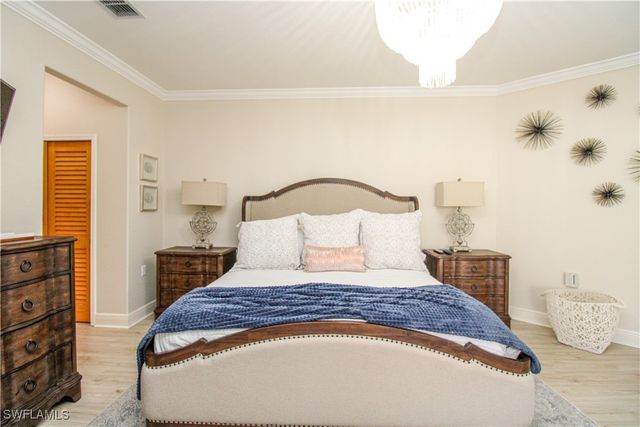 4853 Hampshire CT 107, Naples, FL 34112