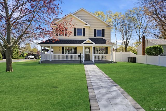 93 Meroke Lane, East Islip, NY 11730