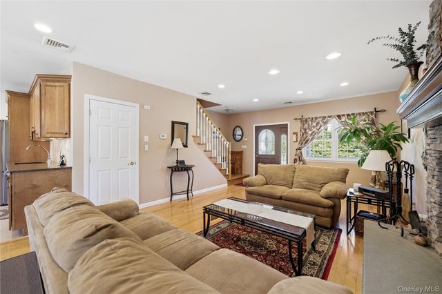 93 Meroke Lane, East Islip, NY 11730