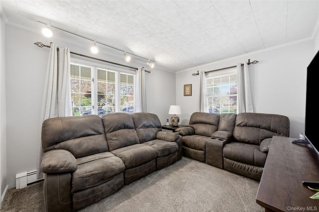 93 Meroke Lane, East Islip, NY 11730