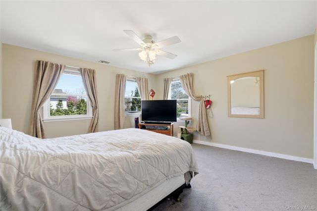 93 Meroke Lane, East Islip, NY 11730
