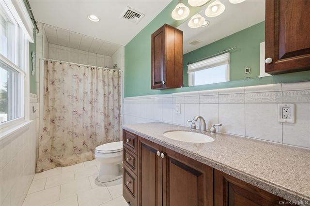 93 Meroke Lane, East Islip, NY 11730