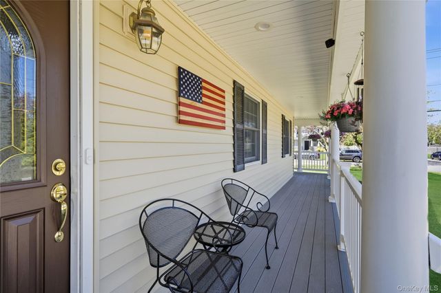 93 Meroke Lane, East Islip, NY 11730