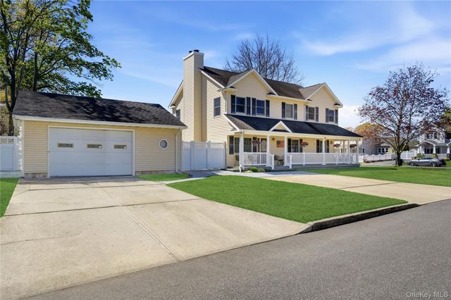93 Meroke Lane, East Islip, NY 11730