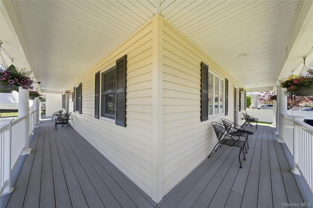 93 Meroke Lane, East Islip, NY 11730