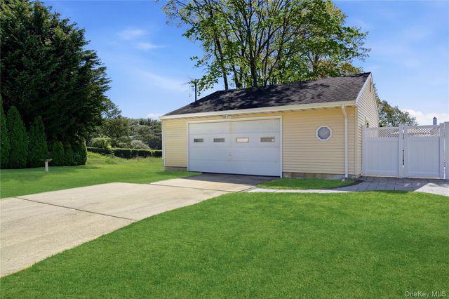 93 Meroke Lane, East Islip, NY 11730