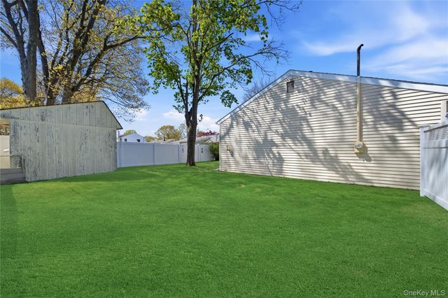 93 Meroke Lane, East Islip, NY 11730