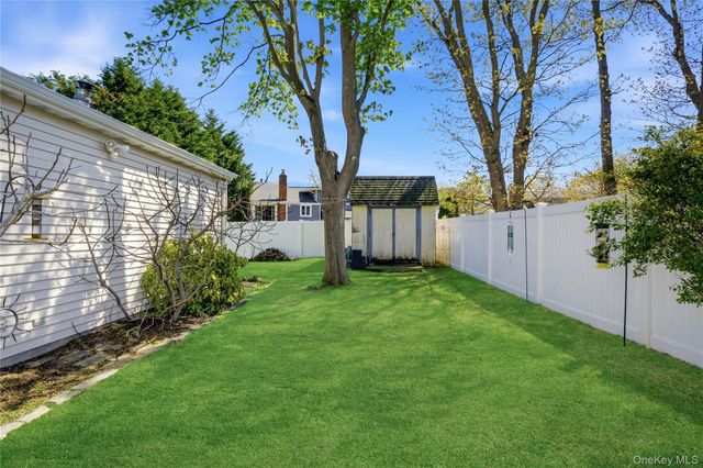 93 Meroke Lane, East Islip, NY 11730