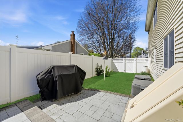 93 Meroke Lane, East Islip, NY 11730