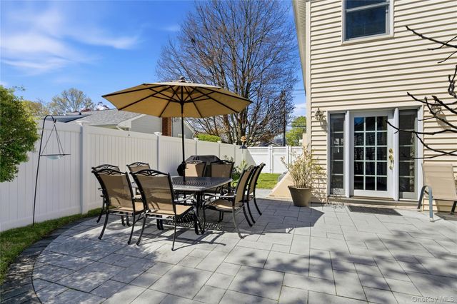 93 Meroke Lane, East Islip, NY 11730