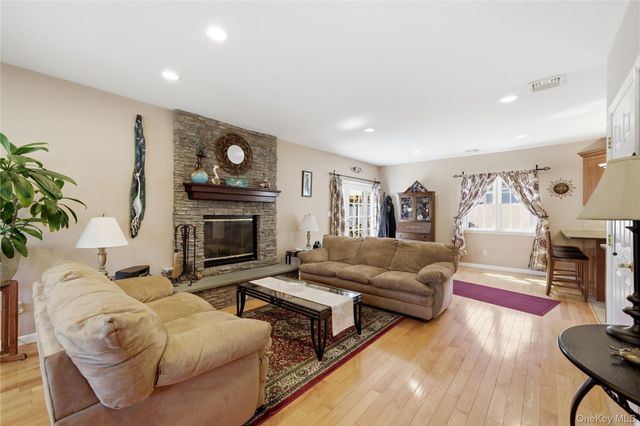 93 Meroke Lane, East Islip, NY 11730