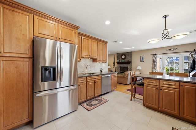 93 Meroke Lane, East Islip, NY 11730