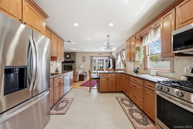 93 Meroke Lane, East Islip, NY 11730