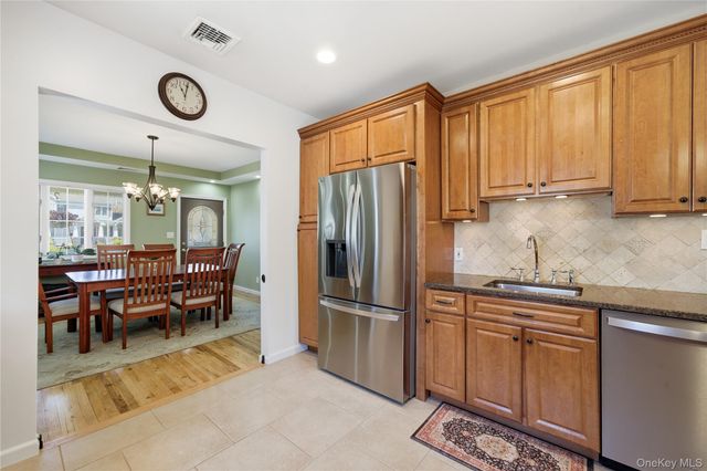 93 Meroke Lane, East Islip, NY 11730