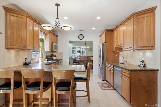 93 Meroke Lane, East Islip, NY 11730