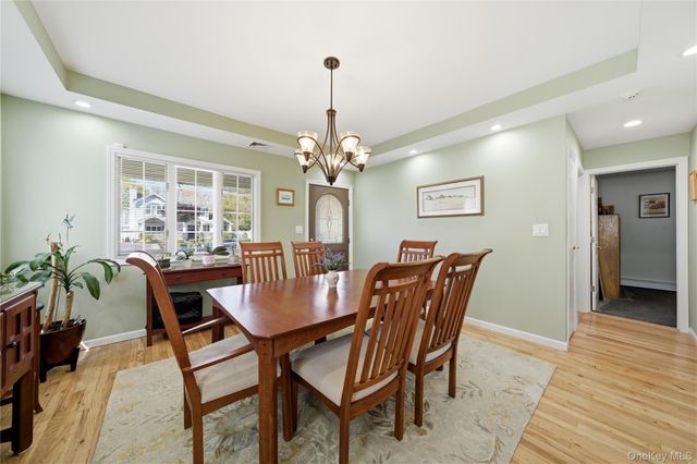 93 Meroke Lane, East Islip, NY 11730
