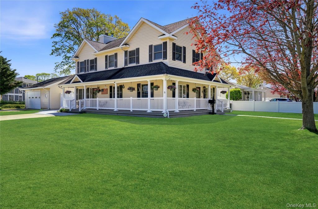 93 Meroke Lane, East Islip, NY 11730
