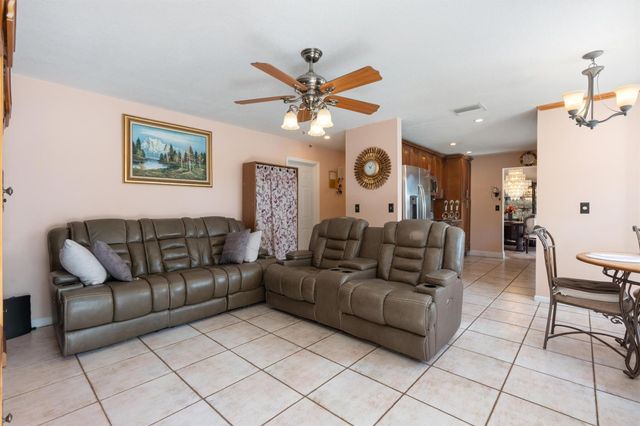 961 SW 98th Avenue, Pembroke Pines, FL 33025