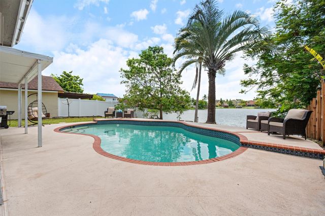 961 SW 98th Avenue, Pembroke Pines, FL 33025