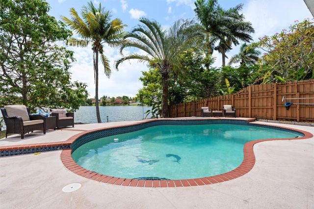 961 SW 98th Avenue, Pembroke Pines, FL 33025