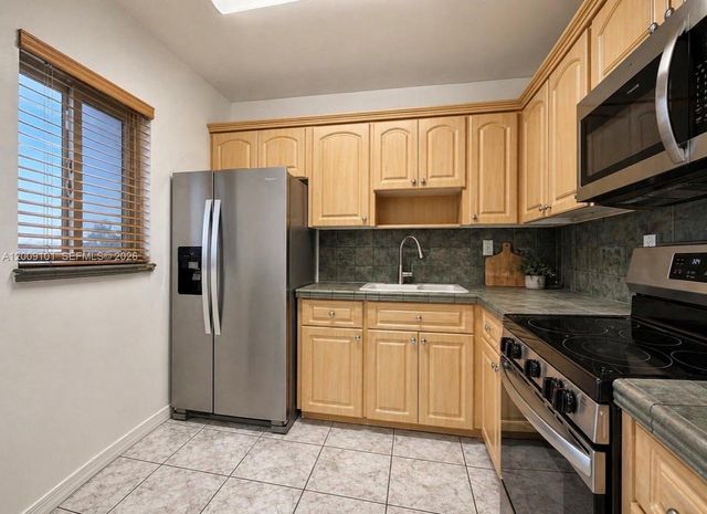 160 Royal Palm Rd 214, Hialeah Gardens, FL 33016