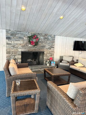 20 Harbour Village G, Branford, CT 06405