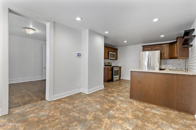 2415 Glenwood Avenue, Toledo, OH 43620