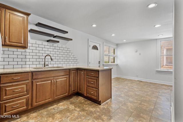 2415 Glenwood Avenue, Toledo, OH 43620