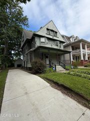 2415 Glenwood Avenue, Toledo, OH 43620
