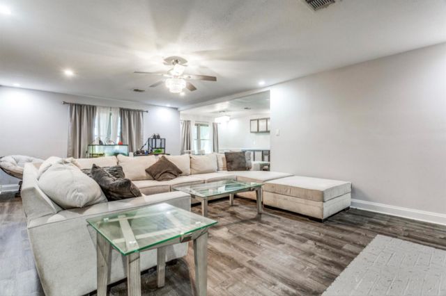 610 Pleasant Grove RD, Elgin, TX 78621