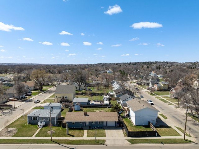 605 8th St NW, Minot, ND 58703