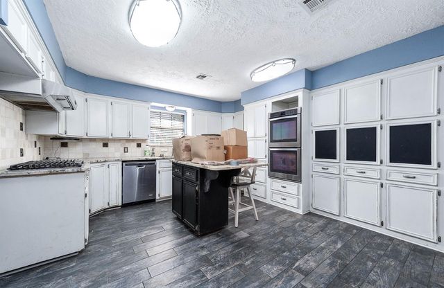 10 Kenny Court, Alvin, TX 77511