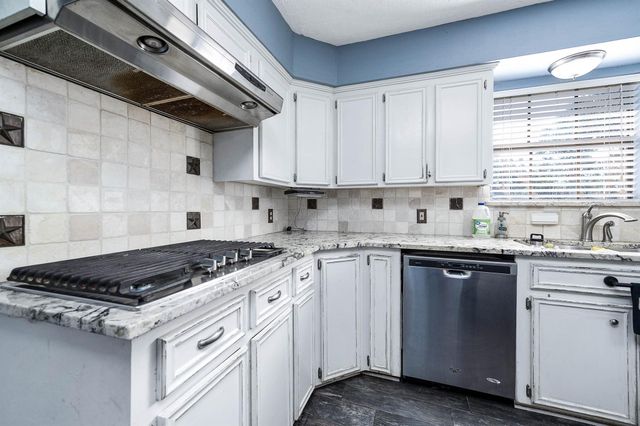 10 Kenny Court, Alvin, TX 77511